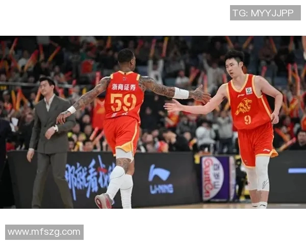 阿克与福利特激战正酣谁能在这场较量中笑到最后